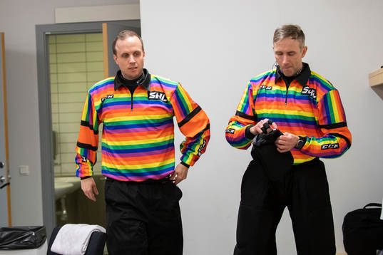 Doamare med pride-tröja