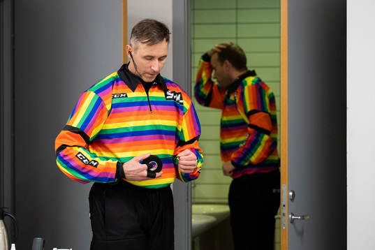 Doamare med pride-tröja