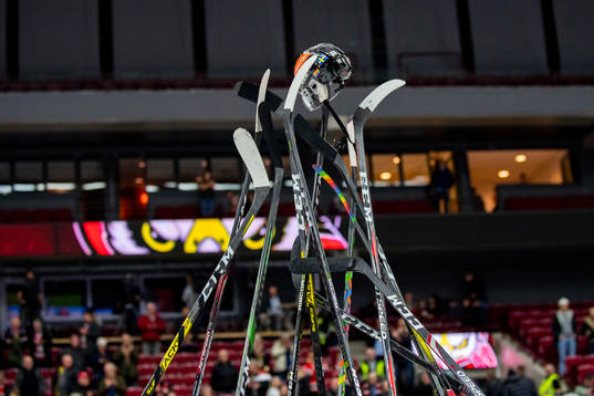 Malmö Redhawks spelare lyfter ett hjälm