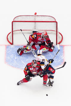 Malmö Redhawks Carl-Johan Lerby stoppar Djurgårdens