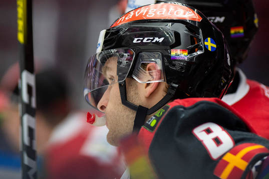 Malmö Redhawks Johan Olofsson med pride-flagga på hjälmen