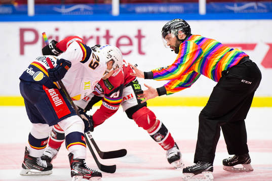 Domare med pride-tröja