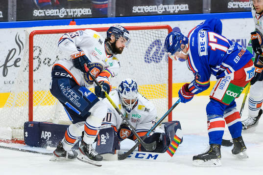 Oskarshamns Jonas Engström och Växjös målvakt Viktor