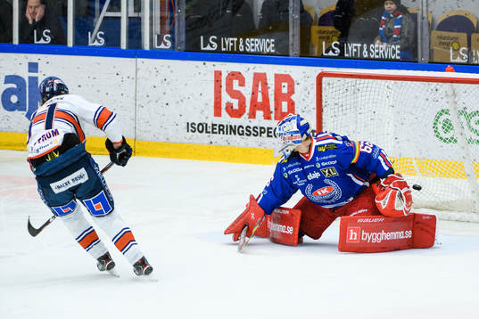 Växjös Fredrik Karlström gör 0-2 på staff bakom
