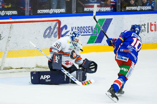 Växjös målvakt Viktor Fasth räddar straff från