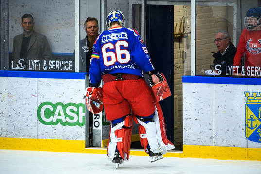 Oskarshamns målvakt Tex Williamsson lämnar isen
