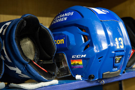Leksands Jon Knuts hjälm innan ishockeymatchen i SHL