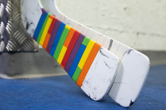 Pridetapade klubbor innan ishockeymatchen i SHL mellan
