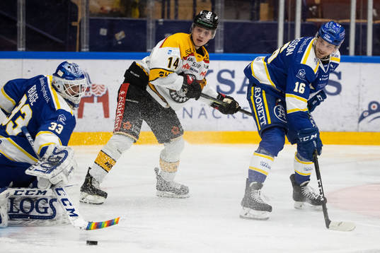 Leksands målvakt Axel Brage och Luleås Jonas Berglund och