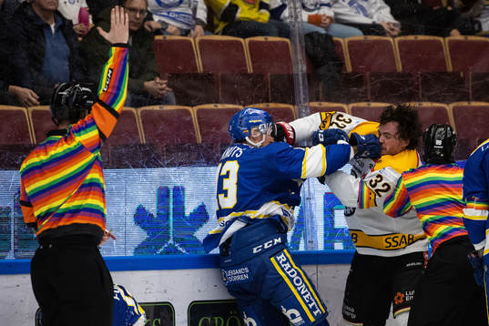 Leksands Jon Knuts och Luleås Oscar Engsund i fight