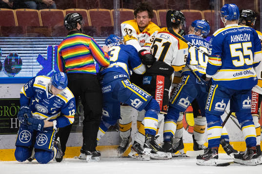 Leksands Jon Knuts och Luleås Oscar Engsund i fight