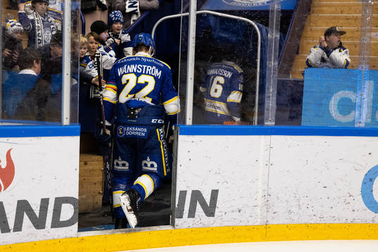 Leksands Sebastian Wännström deppar och lämnar isen