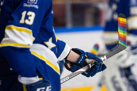 Klubbor pridetejpade innan ishockeymatchen i SHL mellan
