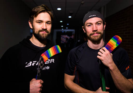 Brynäs Johan Alcén och Anton Rödin poserar med klubbor