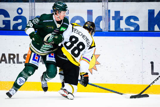 Färjestads Linus Arnesson och Brynäs Jaedon Descheneau