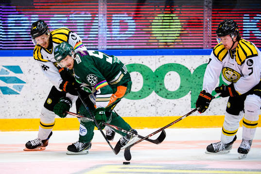 Färjestads Linus Johansson i en kamp mot Brynäs Jacob