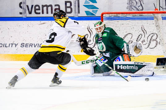 Brynäs Anton Rödin och Färjestads målvakt Markus