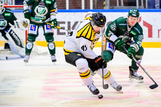 Brynäs Greg Scott och Färjestads Linus Arnesson