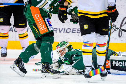 Färjestads målvakt Markus Svensson deppar