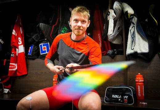 Örebros Ryan Stoa med pride tejpad klubba