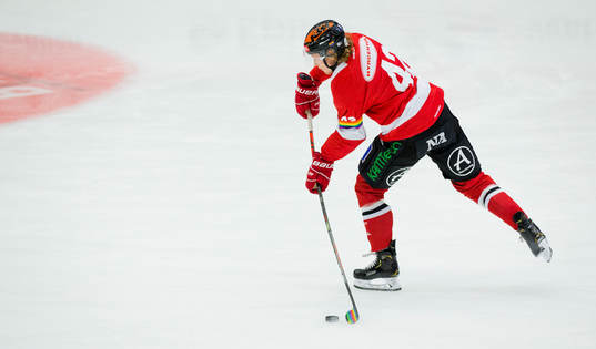 Örebros Robin Salo med pride bindel