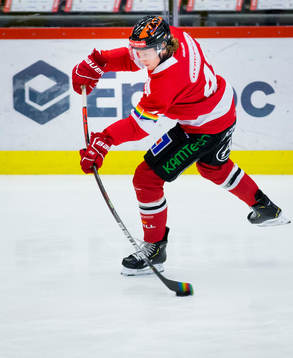 Örebros Robin Salo med pride bindel