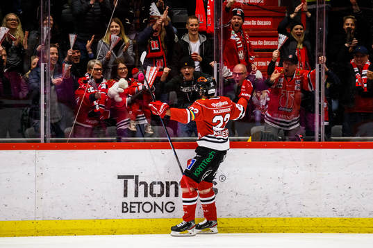 Örebros Jonathan Andersson jublar med supportrar