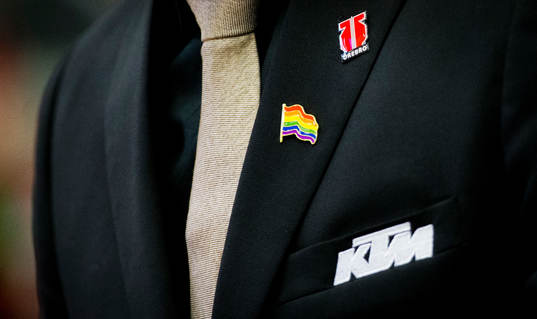Örebros tränare med pride pin