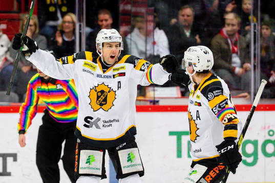 Skellefteås Joakim Lindström och Jonathan Pudas jublar