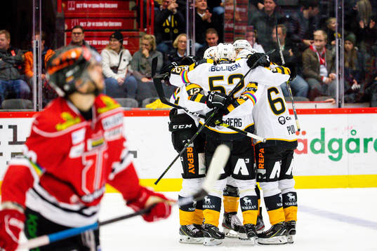 Skellefteås spelare jublar med Joakim Lindström