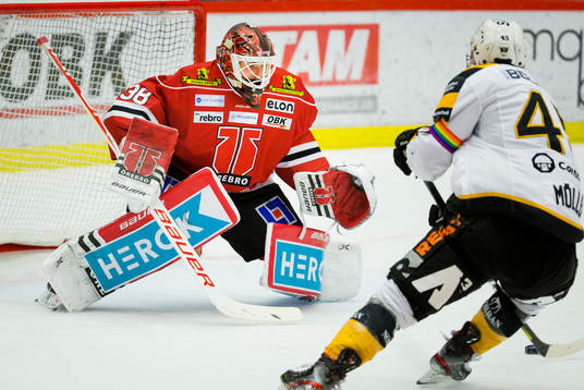 Skellefteås Oscar Möller gör 1-3 på Örebros målvakt
