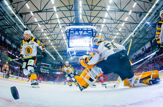 Örebros Jonathan Andersson (ej i bild) gör 1-0 på