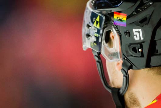 Pride märke och Kristian Näkyvä nummer 51 på en Örebro