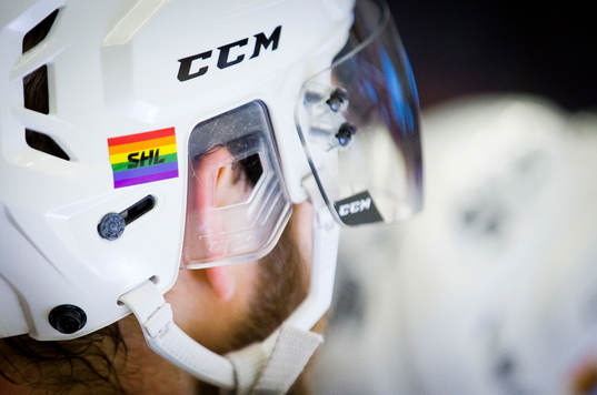 Pride märke på en Skellefteå hjälm