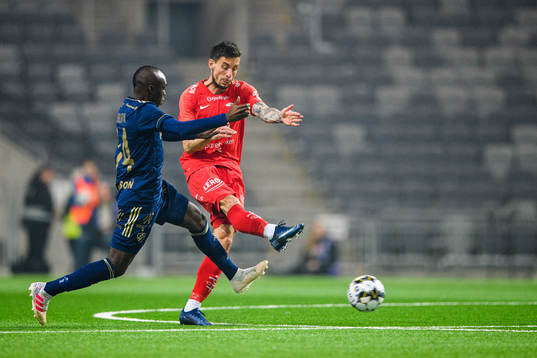 Djurgårdens Edward Chilufya och Branns Daniel Pedersen