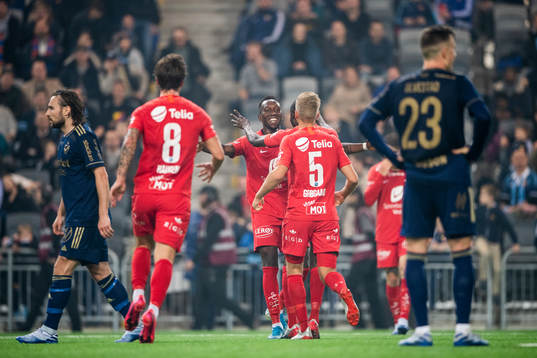 Branns Gilbert Koomson jublar med lagkamrater