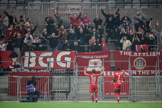 Branns Marcus Mehnert jublar framför supportrar