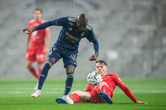 Djurgårdens Edward Chilufya och Branns Robert Taylor