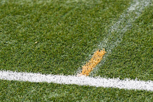 Konstgräs före träningsmatchen i fotboll mellan