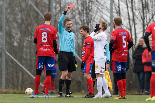 Örgrytes Freddie Brorsson får rött kort