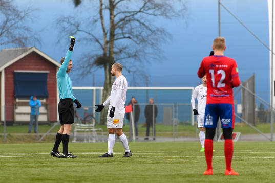 Örgrytes Hannes Sahlin får gult kort av domare Rasmus