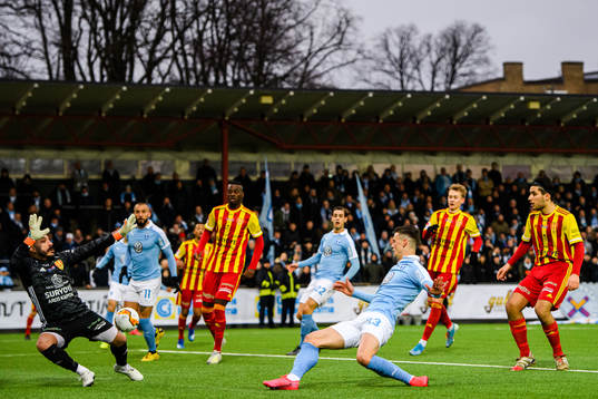 Malmö FFs Marcus Antonsson och Syrianskas målvakt Abud