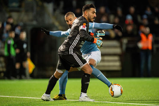 Syrianskas målvakt Abud Keriakes och Malmö FFs Guillermo