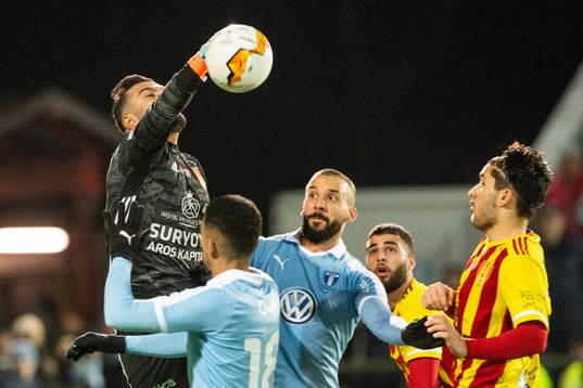 Syrianskas målvakt Abud Keriakes och Malmö FFs Guillermo