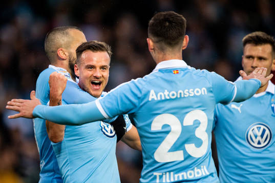 Malmö FFs Eric Larsson jublar med lagkamraterna
