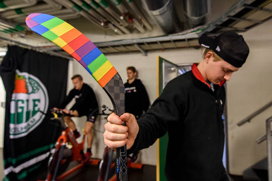 Frölundas Jacob Peterson med Pride tejpad klubba