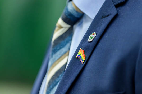 Rögles tränare Cam Abbott bär Pride och Rögle pin innan