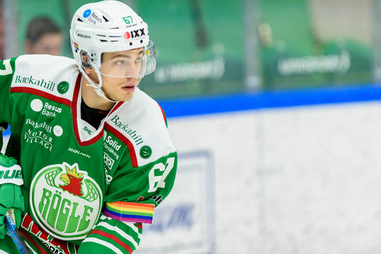 Rögles Leon Bristedt med Pridebindel innnan