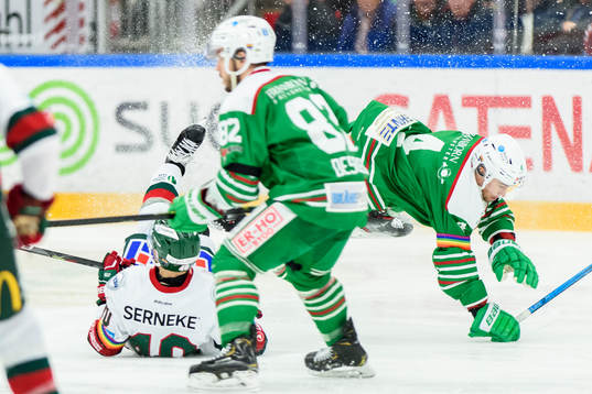 Frölundas Joel Mustonen blir tacklad av Rögles Kodie
