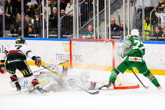 Rögles Daniel Zaar gör 4-1 bakom Frölundas målvakt